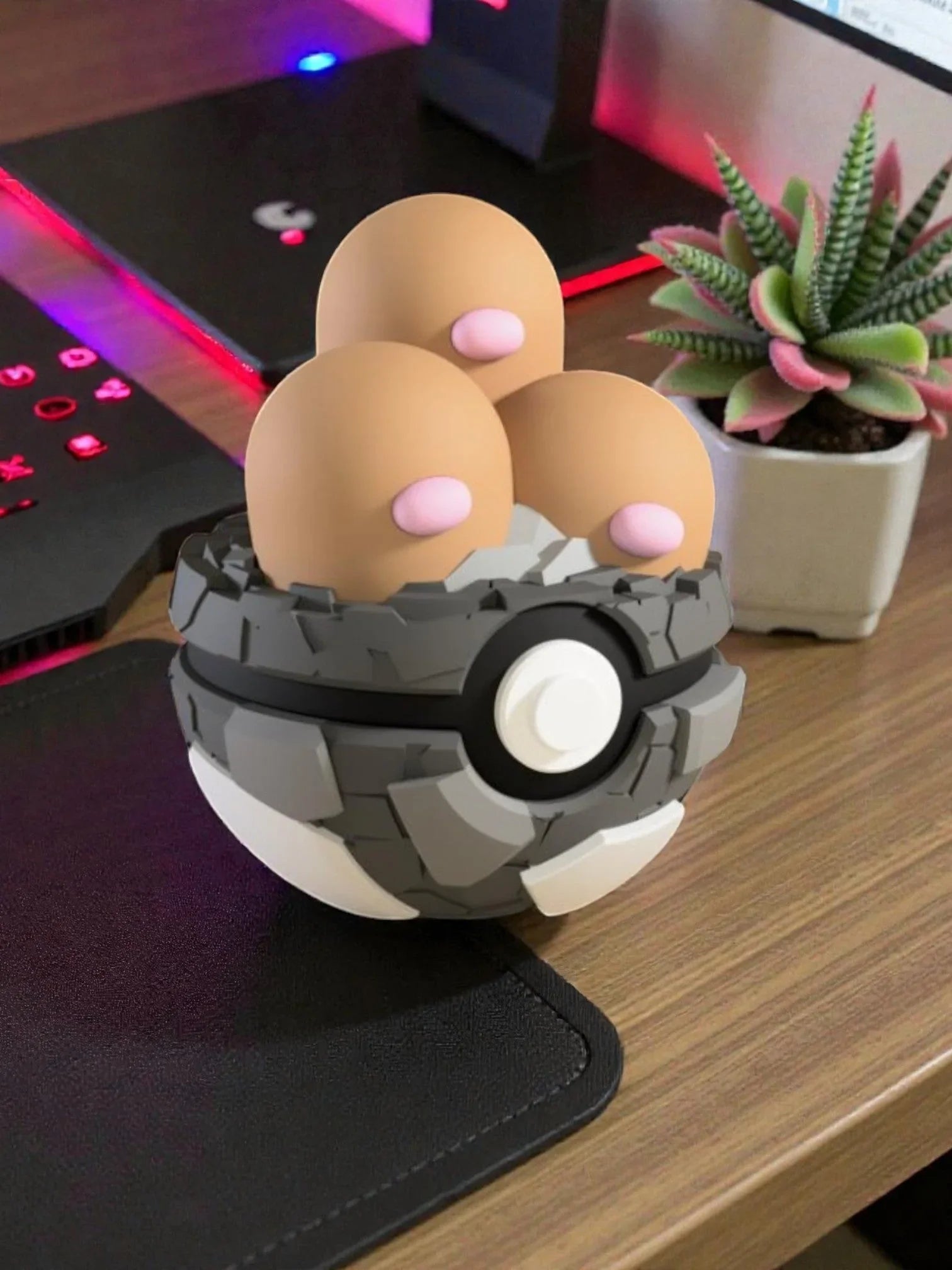 Figura Dugtrio in una pokéball magnetica su scrivania, decorazione anime collezionabile.