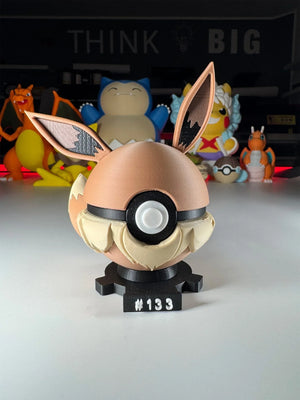 Pokeball a forma di Eevee numero 133 con base magnetica, statuine Pokémon sullo sfondo