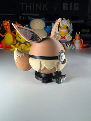 Pokeball ispirata a Eevee con supporto magnetico, figure Pokémon colorata in primo piano.