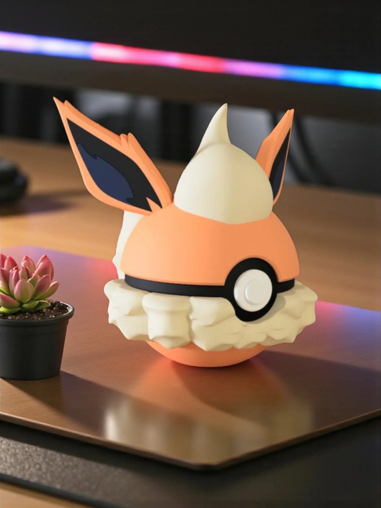 Pokeball ispirata a Flareon in stile decorativo su scrivania con pianta grassa