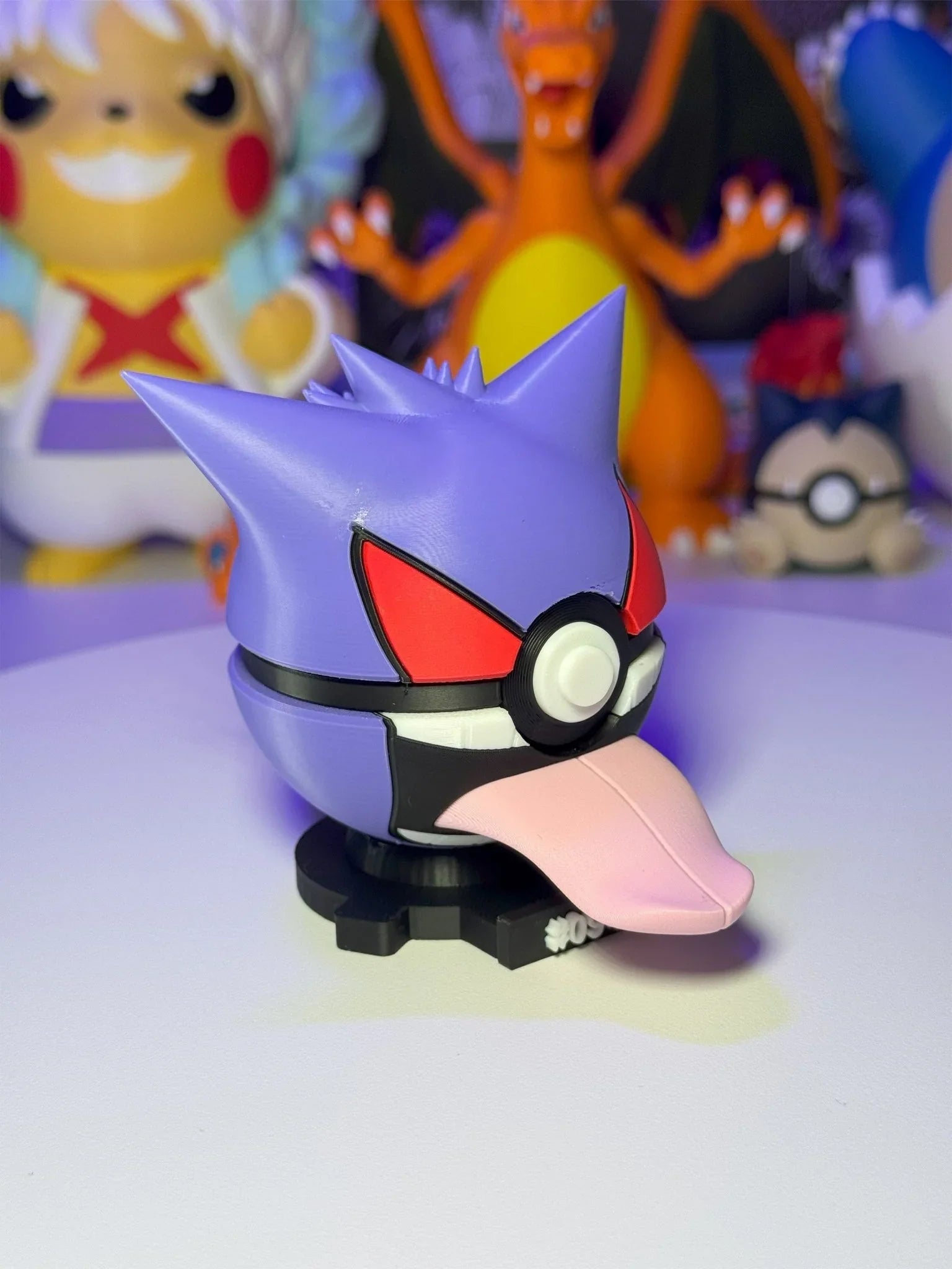 Pokeball ispirata a Gengar con base magnetica numerata, decorazione anime, sfondo figure Pokémon.