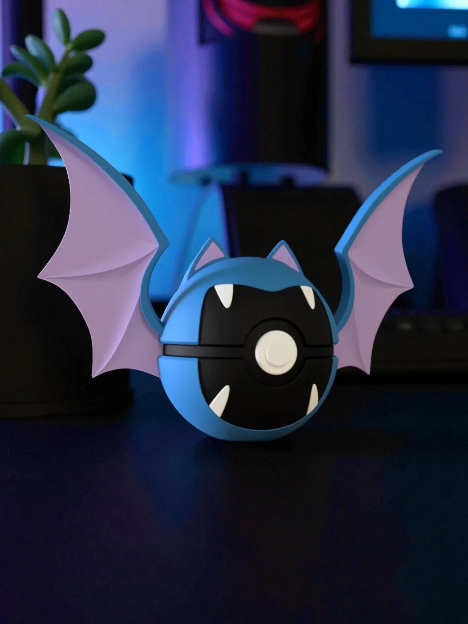 Pokeball ispirata a Golbat con ali viola, design anime, su scrivania, luce soffusa