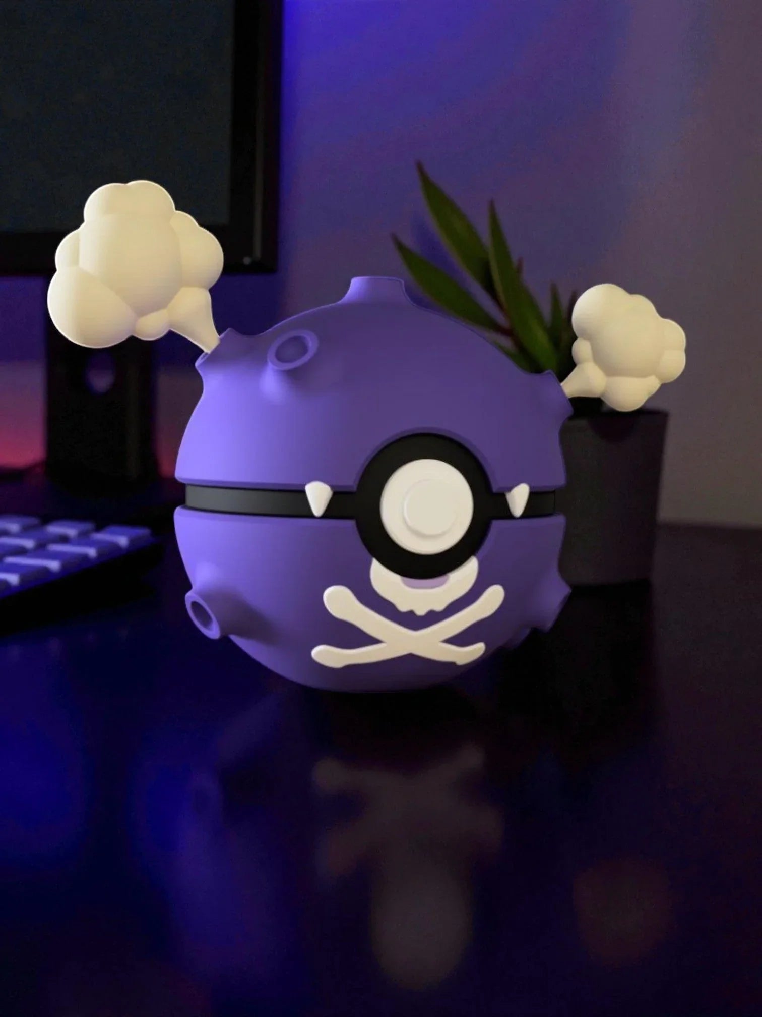 Pokeball personalizzata viola stile Koffing, con dettagli nuvola bianca su scrivania