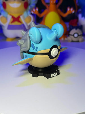 Figura Pokeball Lapras 3D su base magnetica numerata, sfondo con personaggi anime.