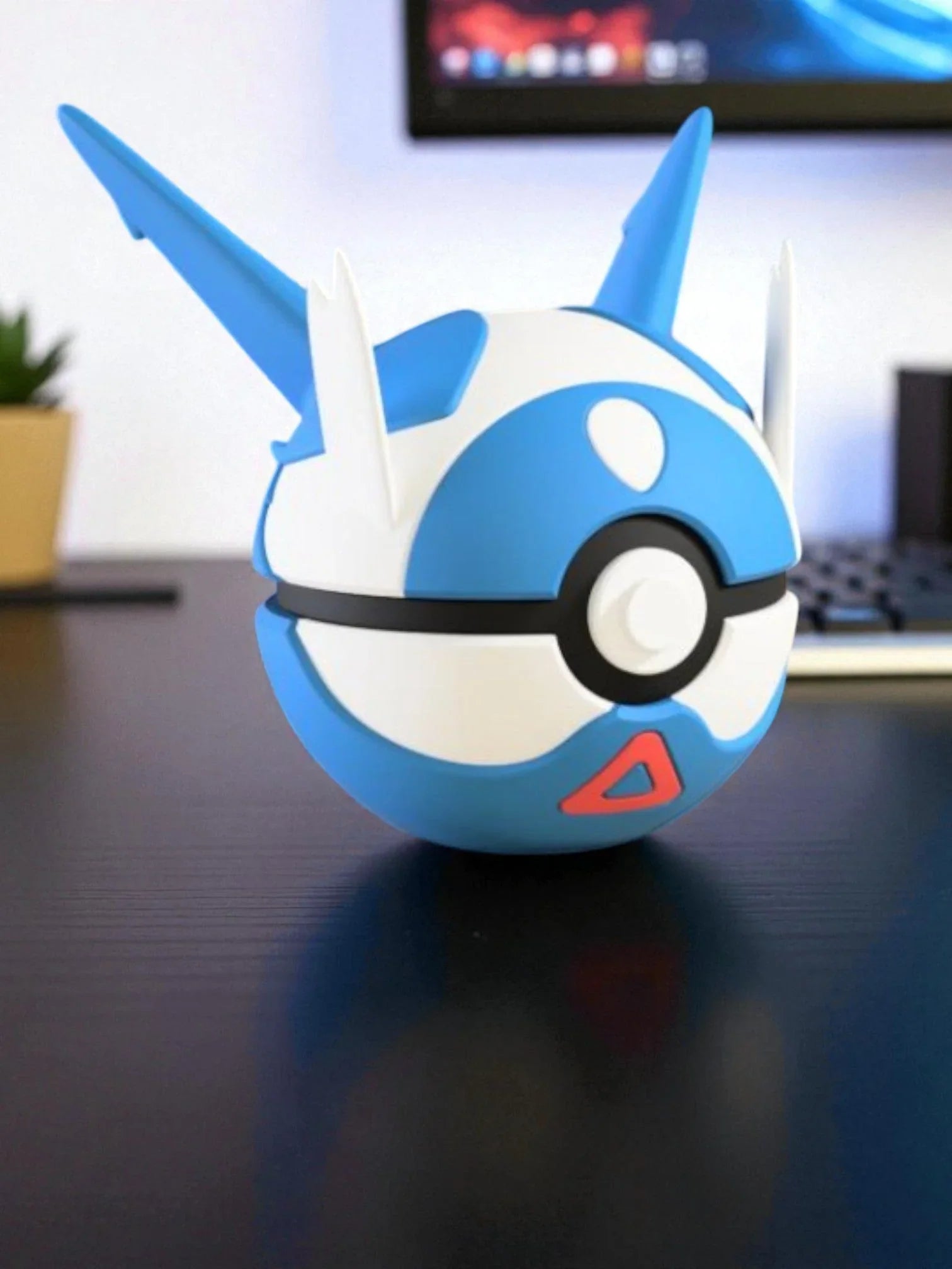 Pokeball Latios 381 blu e bianca con dettagli rossi, su scrivania, collezionismo anime