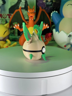Pokeball Leafeon custom con base magnetica, figure Pokemon da collezione, sfondo con altri personaggi anime.