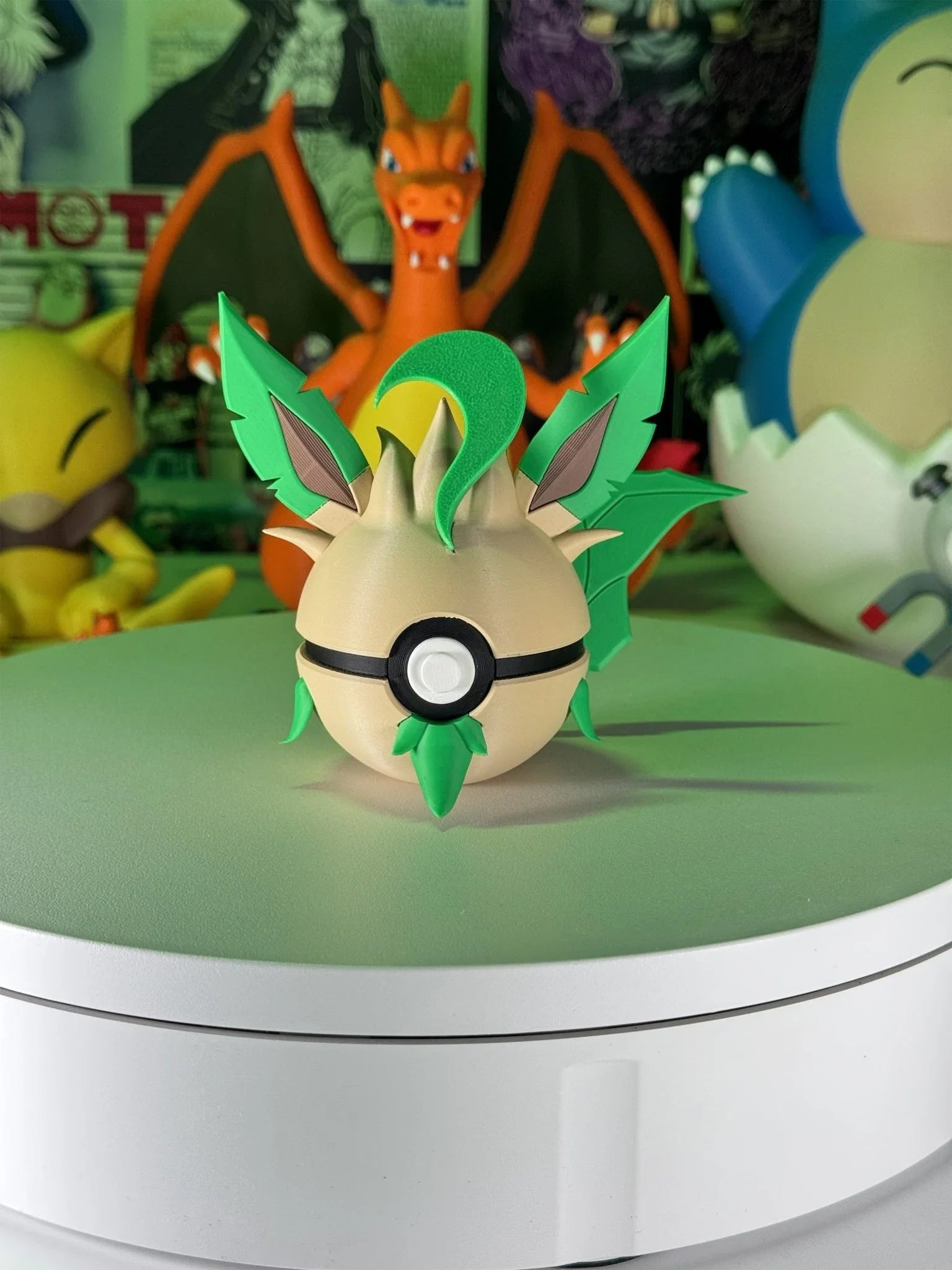 Pokeball versione Leafeon decorativa con base magnetica, statuette Pokémon sullo sfondo