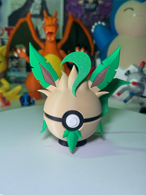 Pokeball ispirata a Leafeon con dettagli verdi e base magnetica, decorazione Pokémon.