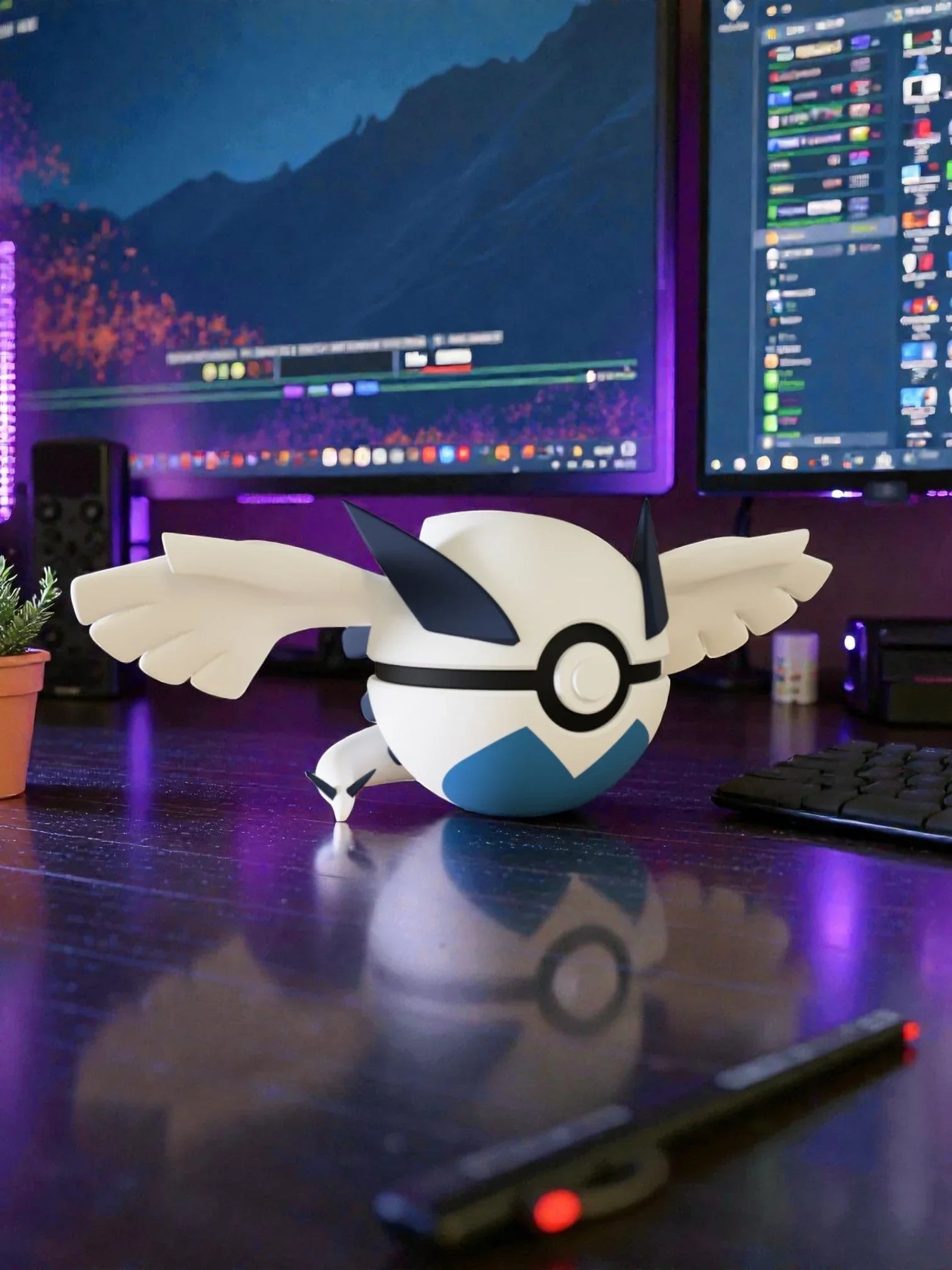 Pokeball ispirata a Lugia su scrivania gaming con doppio monitor retroilluminato