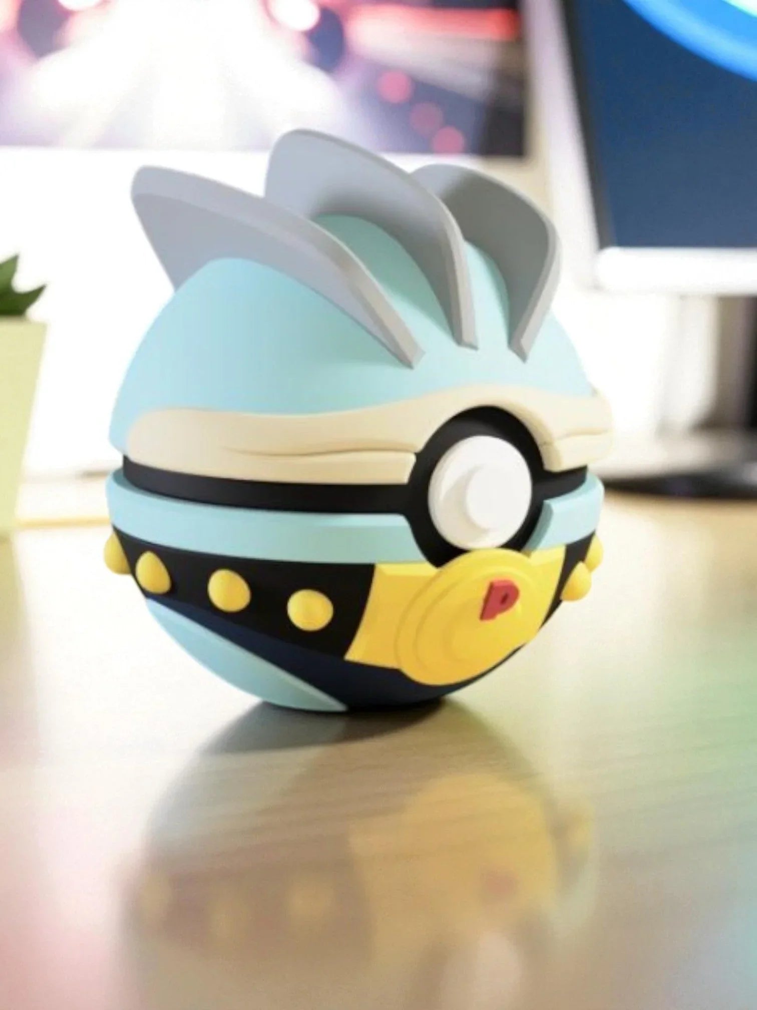 Pokéball ispirata a Machamp con dettagli azzurri, gialli e grigi su scrivania, stile anime.