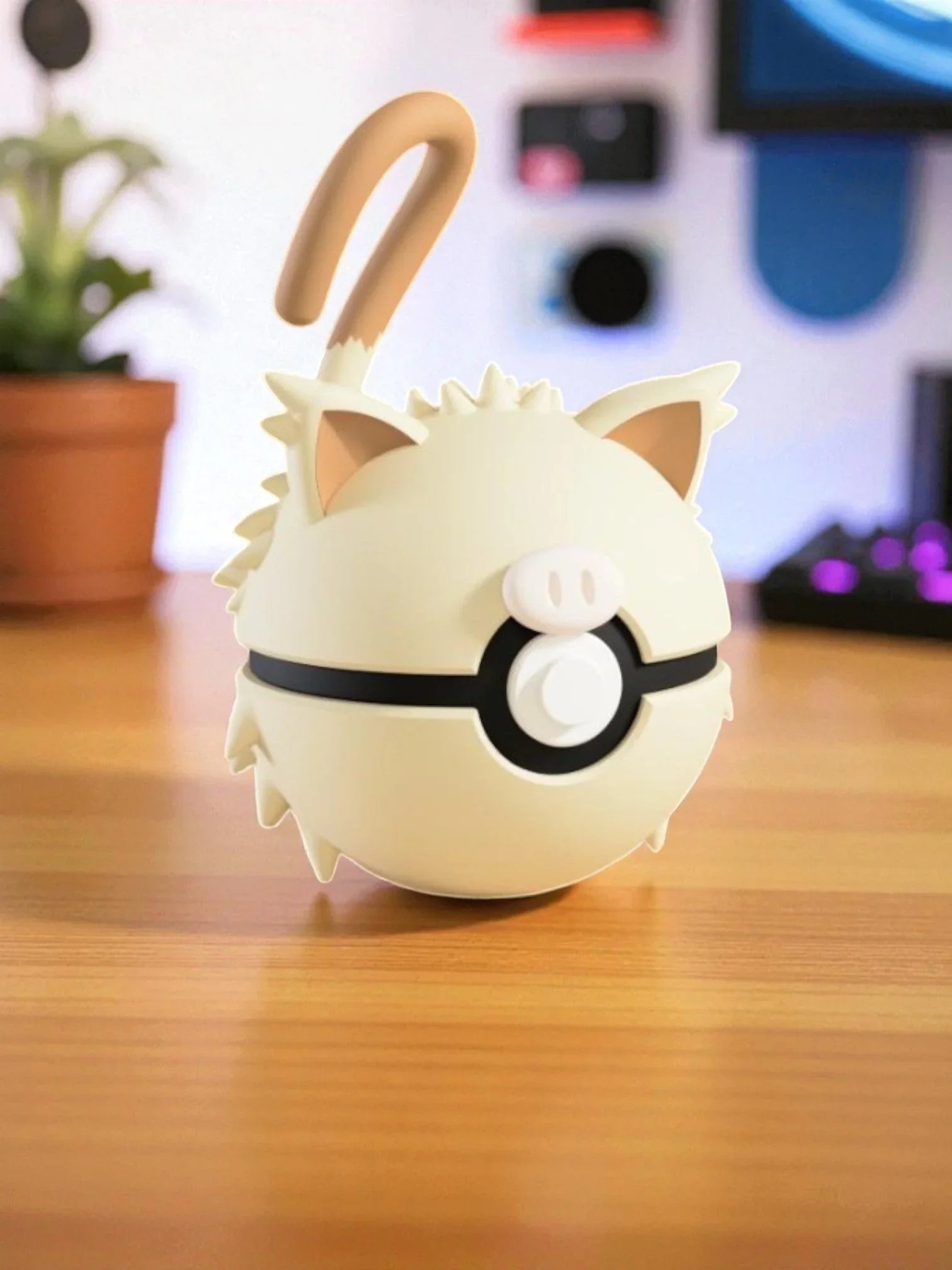 Pokeball magnetica ispirata a Mankey, gadget anime su tavolo in ambiente moderno