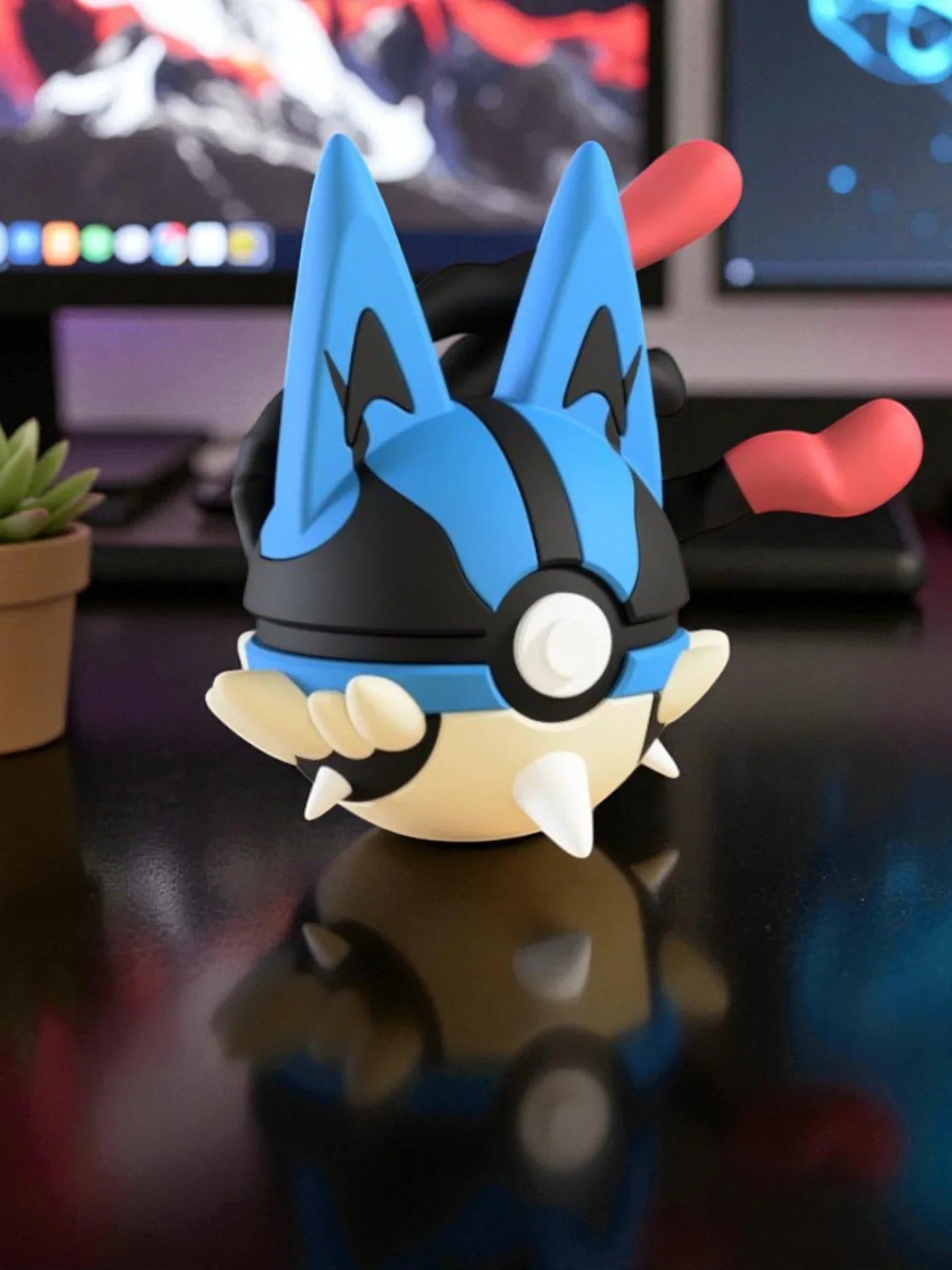 Pokéball ispirata a Mega Lucario con base magnetica numerata, esposta su scrivania nera
