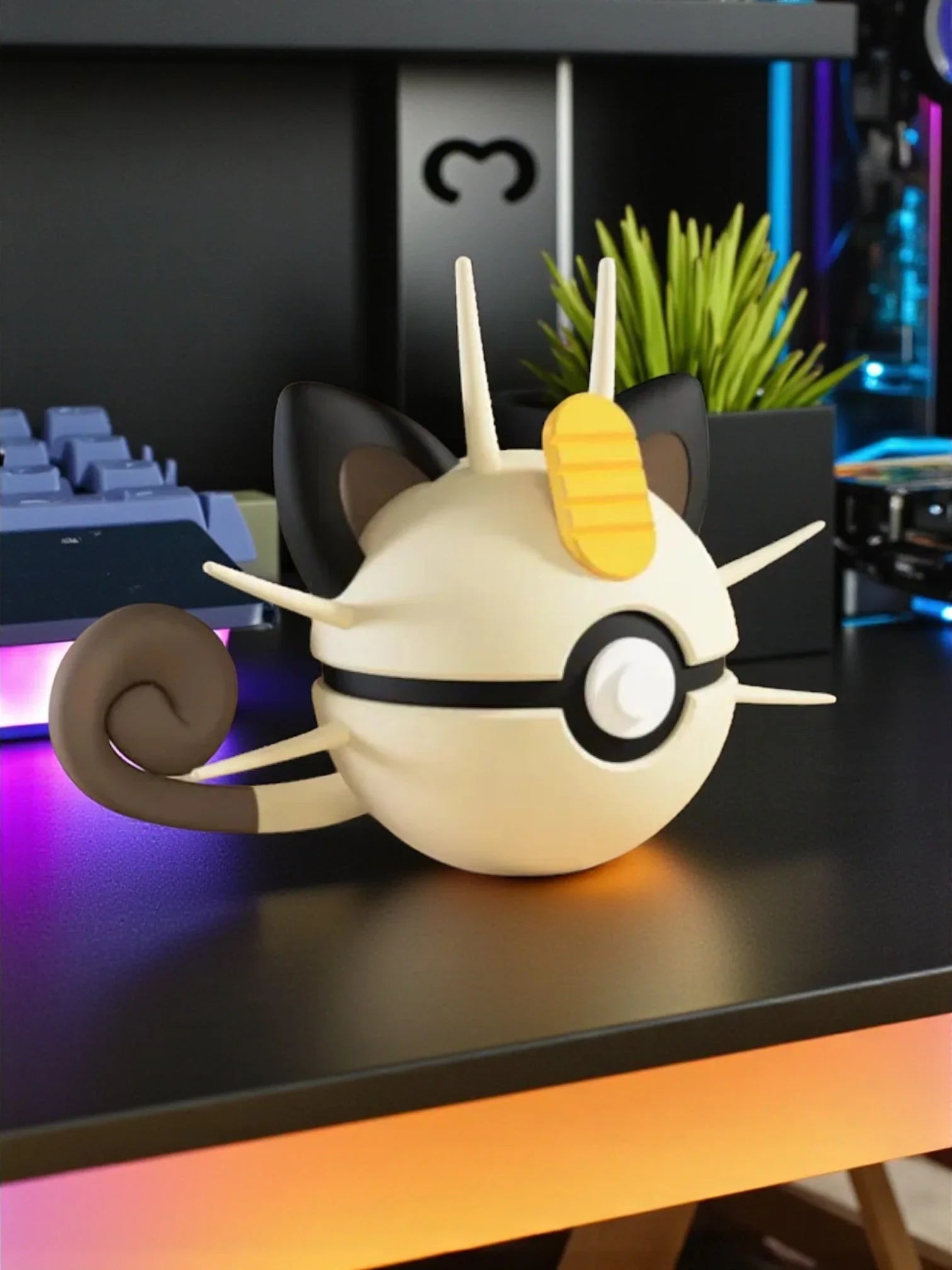 Pokéball ispirata a Meowth su scrivania, oggetto da collezione Pokémon anime