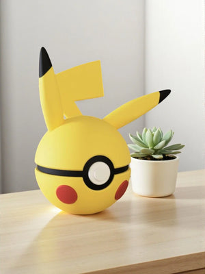 Pokeball gialla ispirata a Pikachu con orecchie e guance rosse su tavolo di legno