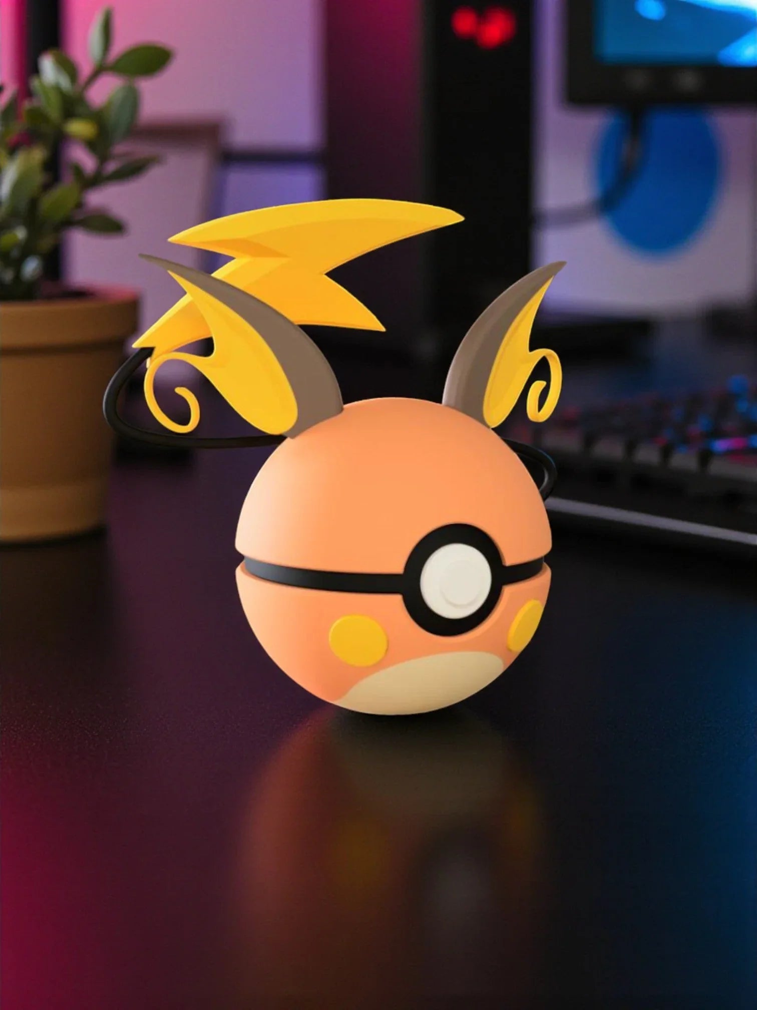 Pokeball decorativa ispirata a Raichu con base magnetica, su scrivania gaming
