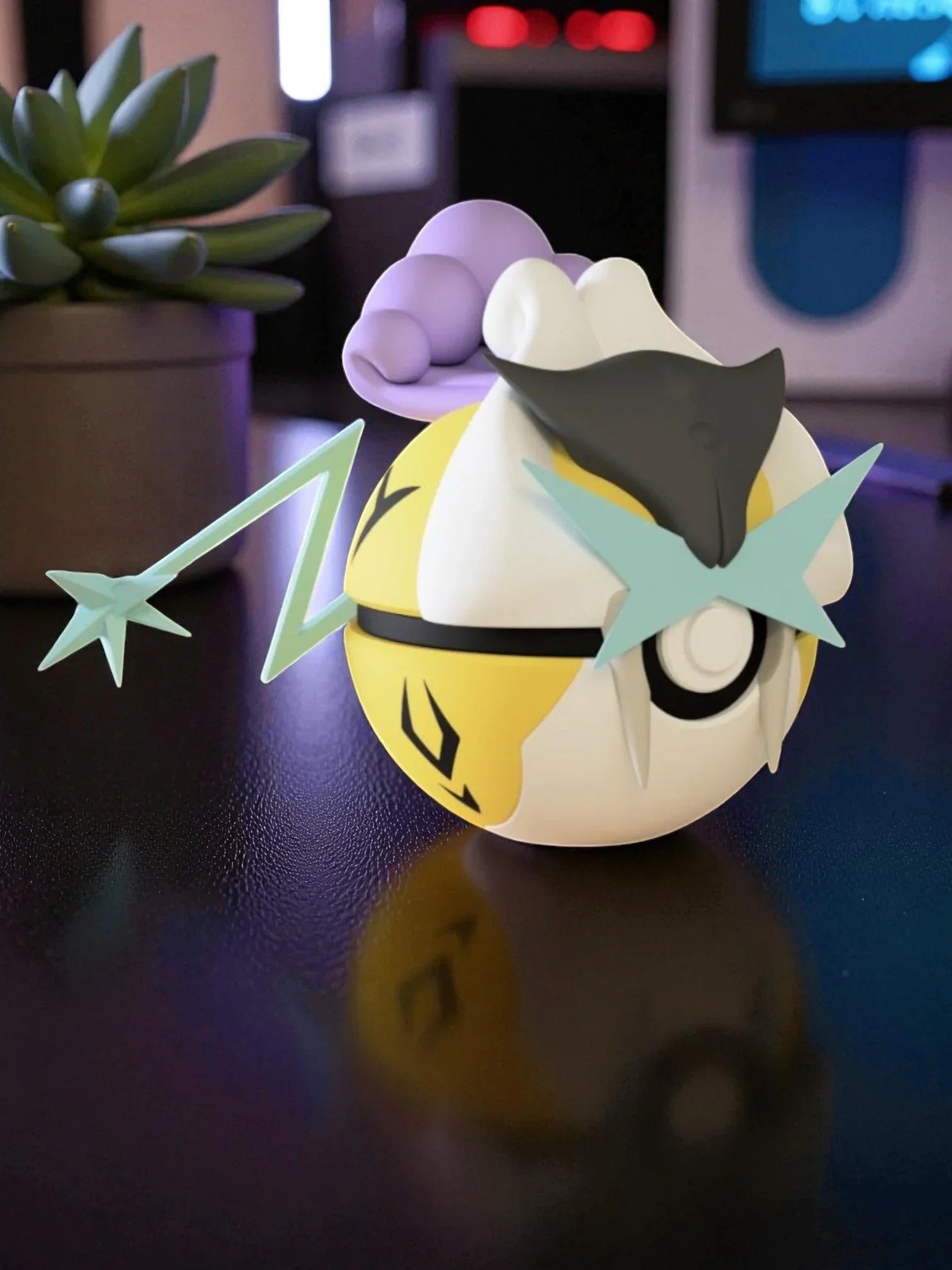 Pokeball Raikou personalizzata, ispirata ai Pokémon, su scrivania con pianta decorativa