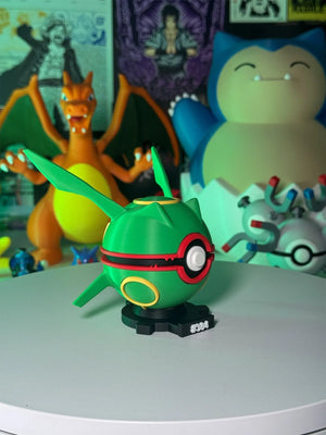 Pokeball Rayquaza verde con base magnetica numerata, figures Pokémon sullo sfondo