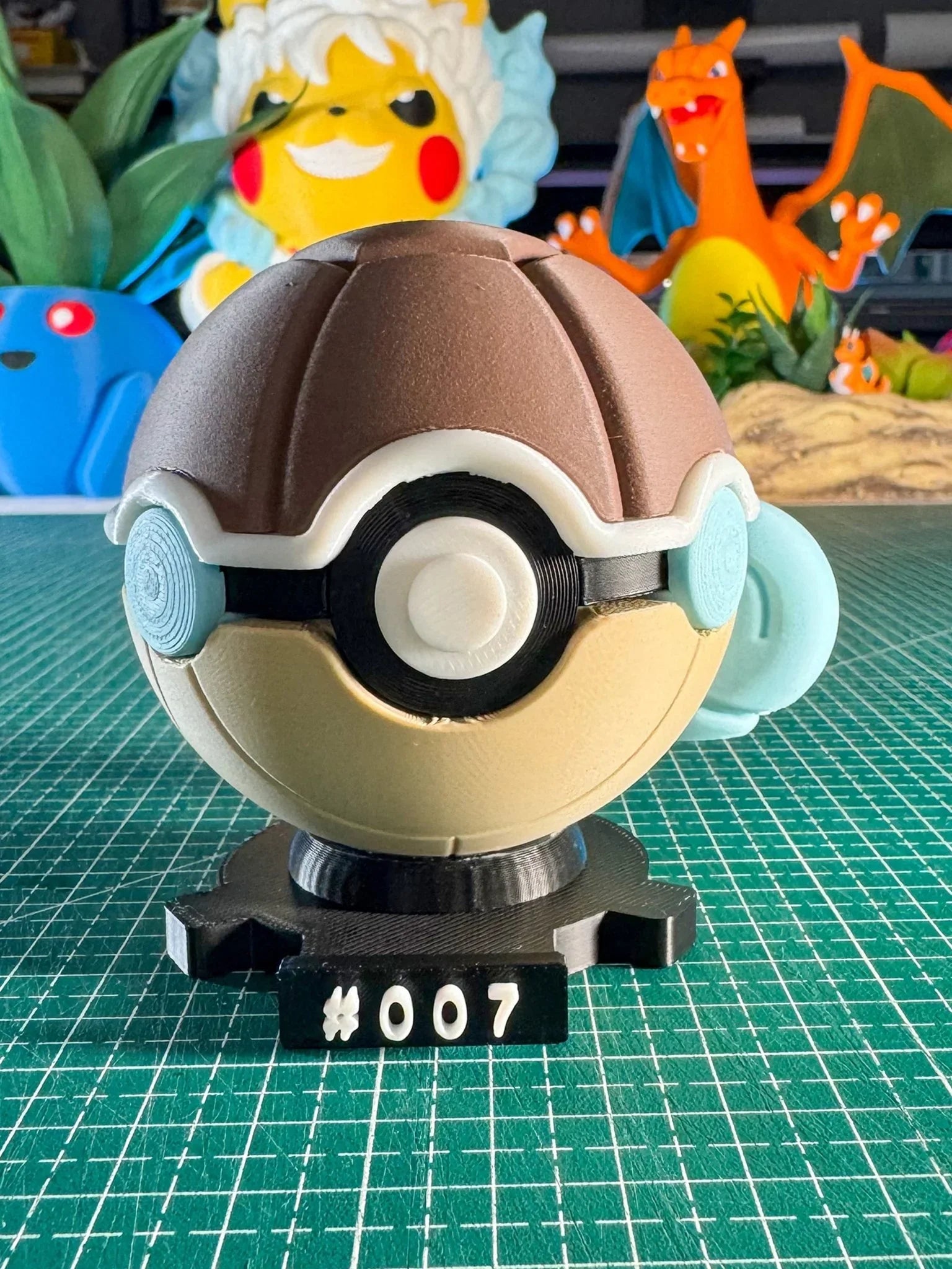 Pokeball personalizzata Squirtle #007 su base magnetica, con personaggi anime sullo sfondo