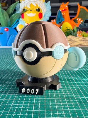 Pokeball personalizzata Squirtle 007 con base magnetica, figure anime Pokémon, sfondo con Charizard e Pikachu.