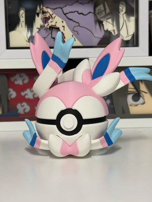 Pokeball Sylveon decorativa rosa e bianca, stile anime, su sfondo con cornici manga.