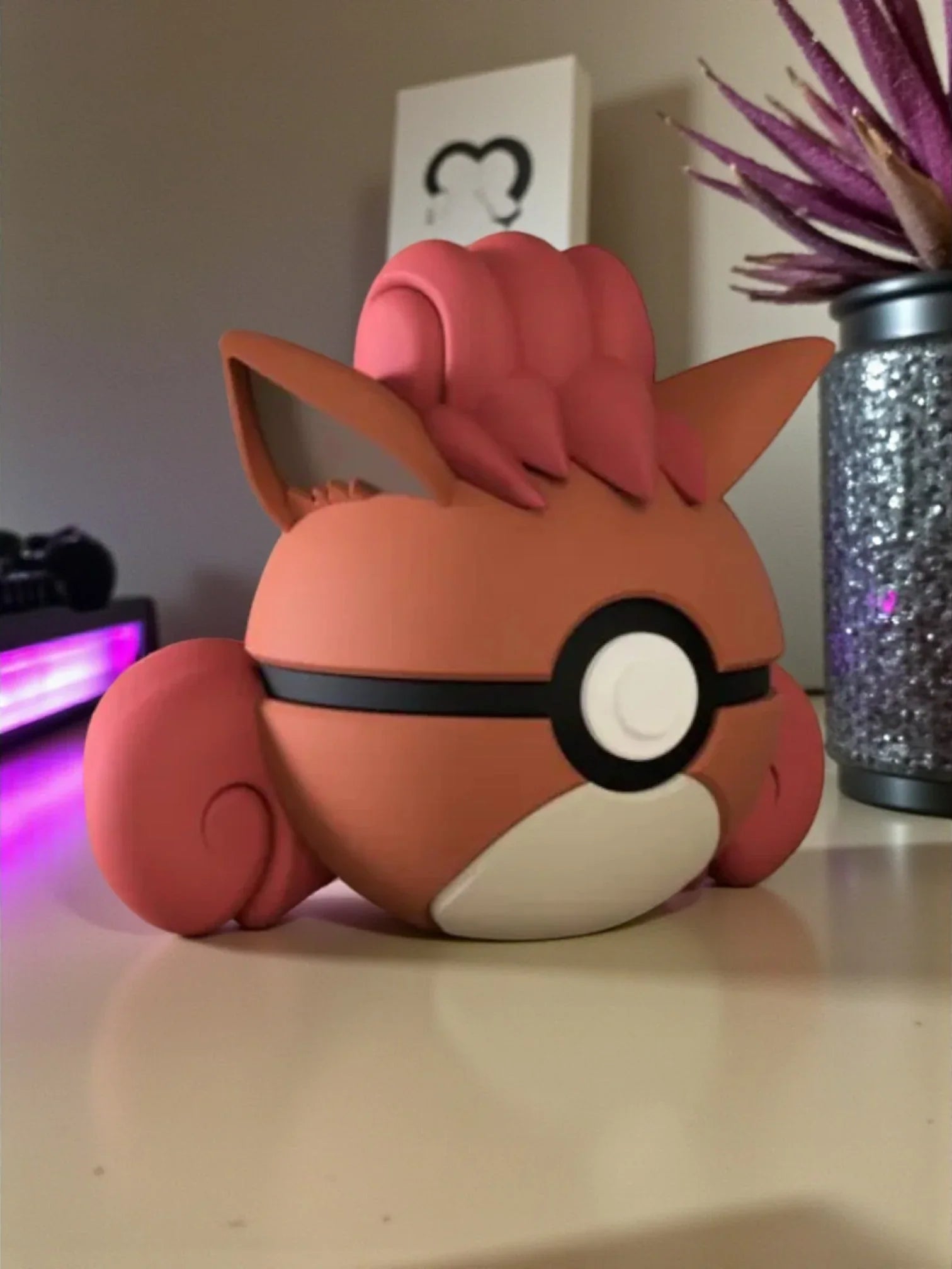 Pokeball ispirata a Vulpix, decorazione anime su scrivania, stile kawaii, colori vivaci