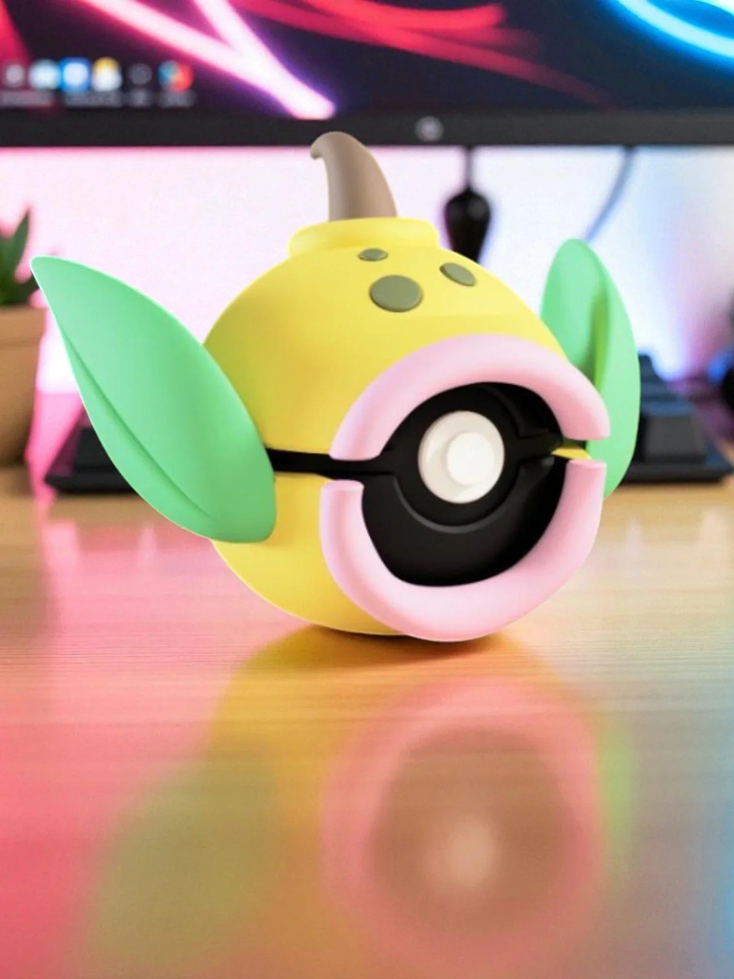 Pokeball ispirata a Weepinbell, accessorio da collezione anime su scrivania, colori vivaci.