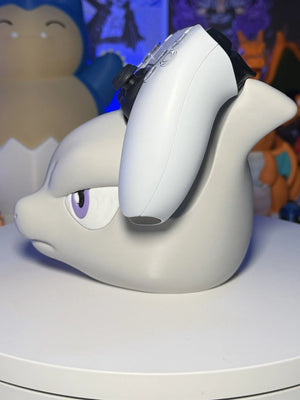 Supporto per controller PS5 a forma di Mewtwo Pokémon, con sfondo figure anime.