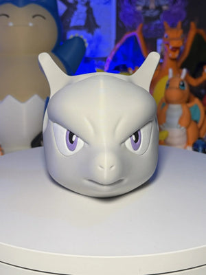 Supporto controller 3D con testa di Mewtwo, ispirato a Pokémon, su tavolo bianco