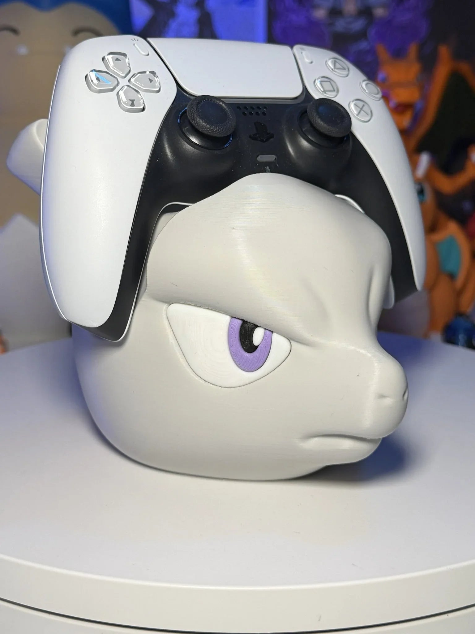 Supporto controller 3D a forma di Mewtwo Pokémon per PS5, Xbox e Switch su tavolo bianco.