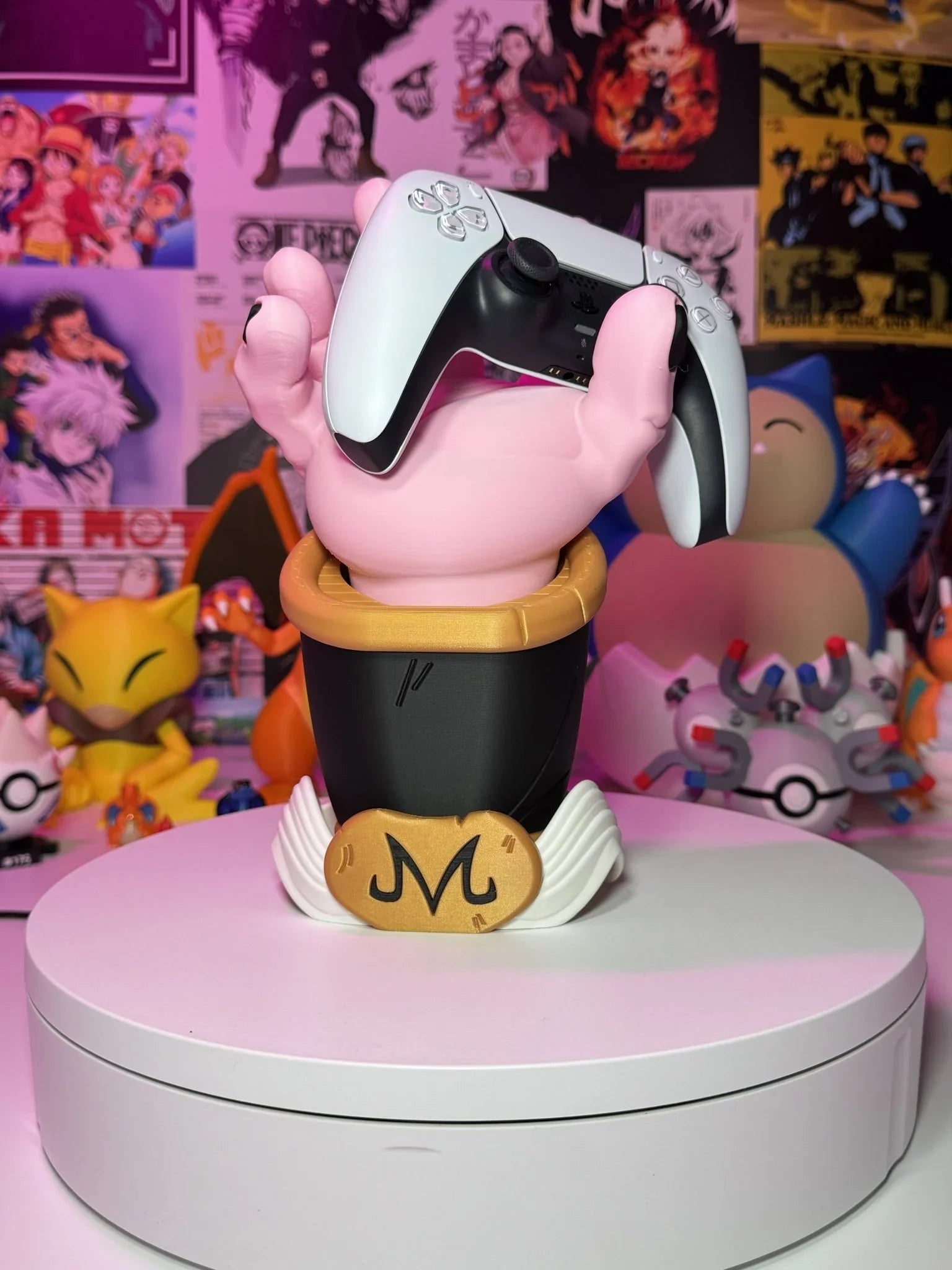 Supporto controller ispirato a Majin Buu Dragon Ball, sfondo decorato con poster anime.
