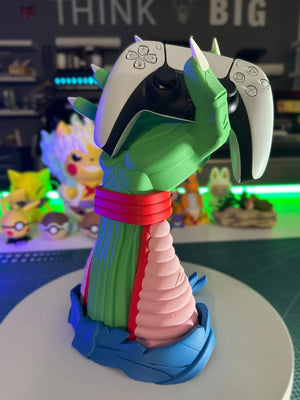 Supporto controller a forma di mano verde ispirata a Dragon Ball, con sfondo figure anime.