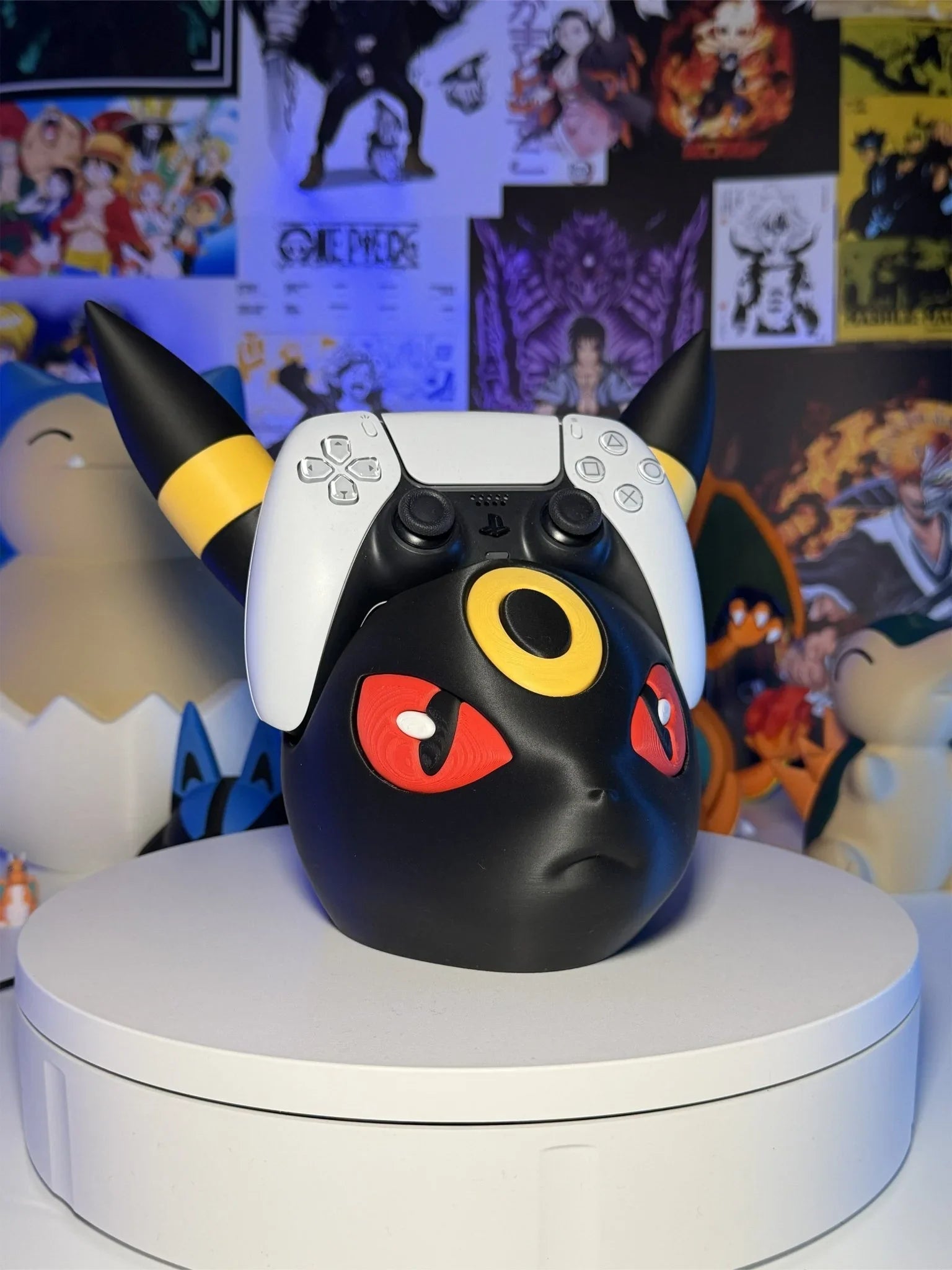 Supporto per controller a forma di Umbreon Pokémon, ambientato su sfondo anime colorato.