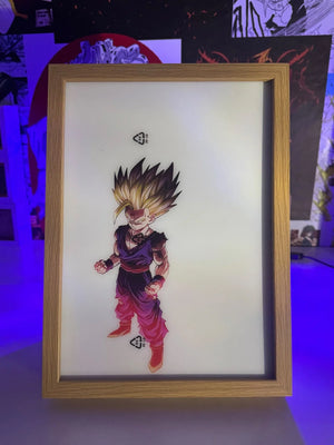 Quadro LED con personaggio anime Super Saiyan in posa, cornice in legno, sfondo luminoso.