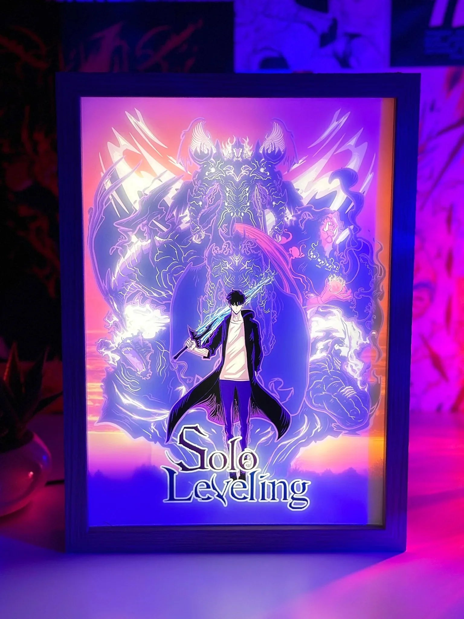 Quadro LED anime Solo Leveling con protagonista Sung Jin Woo, spada blu e ombre epiche in stile fantasy.