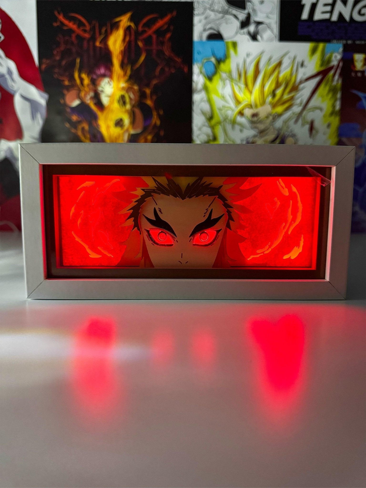 Light box anime con personaggio ispirato a Demon Slayer, fiamme rosse illuminate, decorazione otaku.