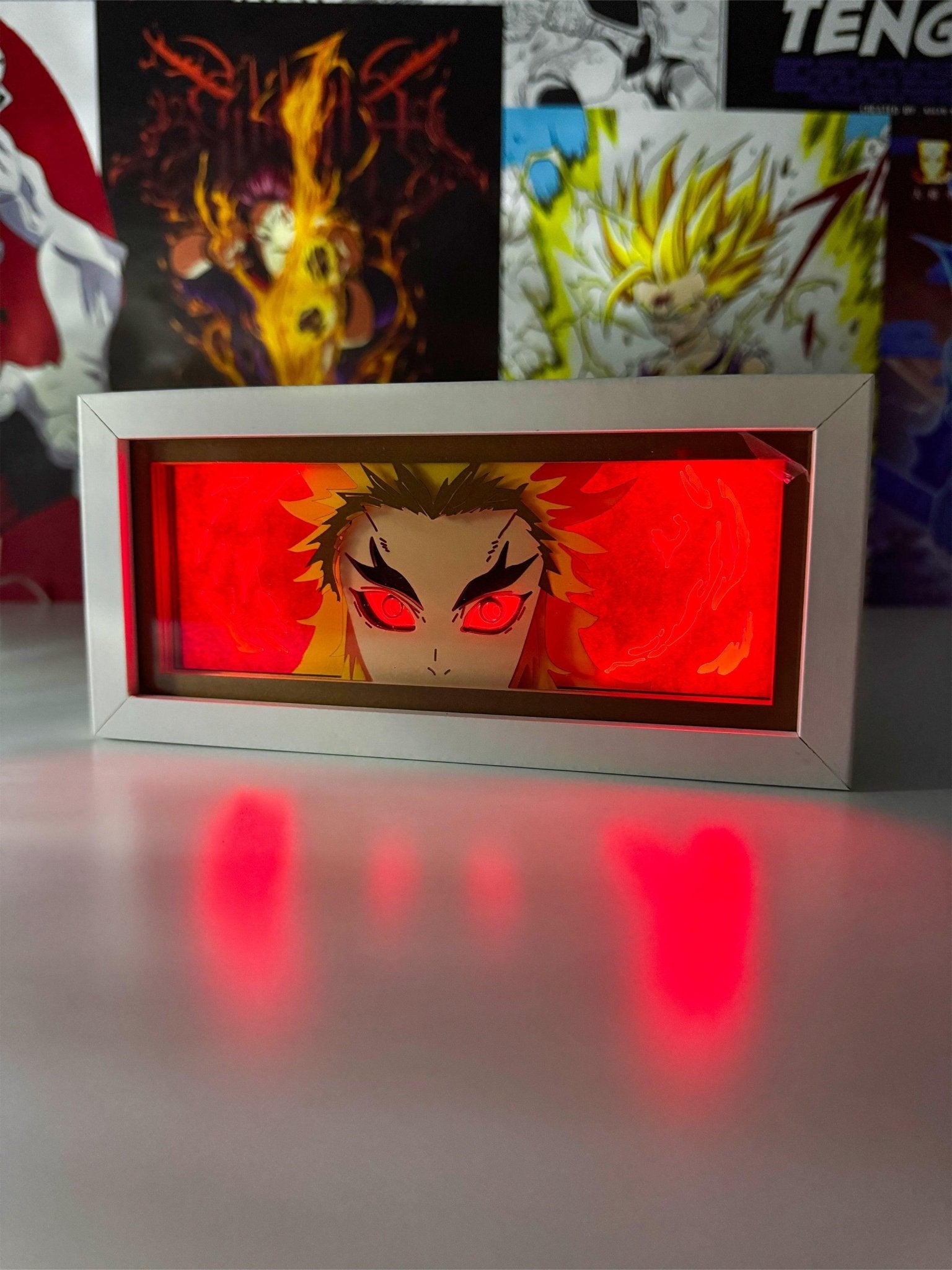 Light box anime Rengoku Demon Slayer acceso con sfondo rosso e fiamme luminose.
