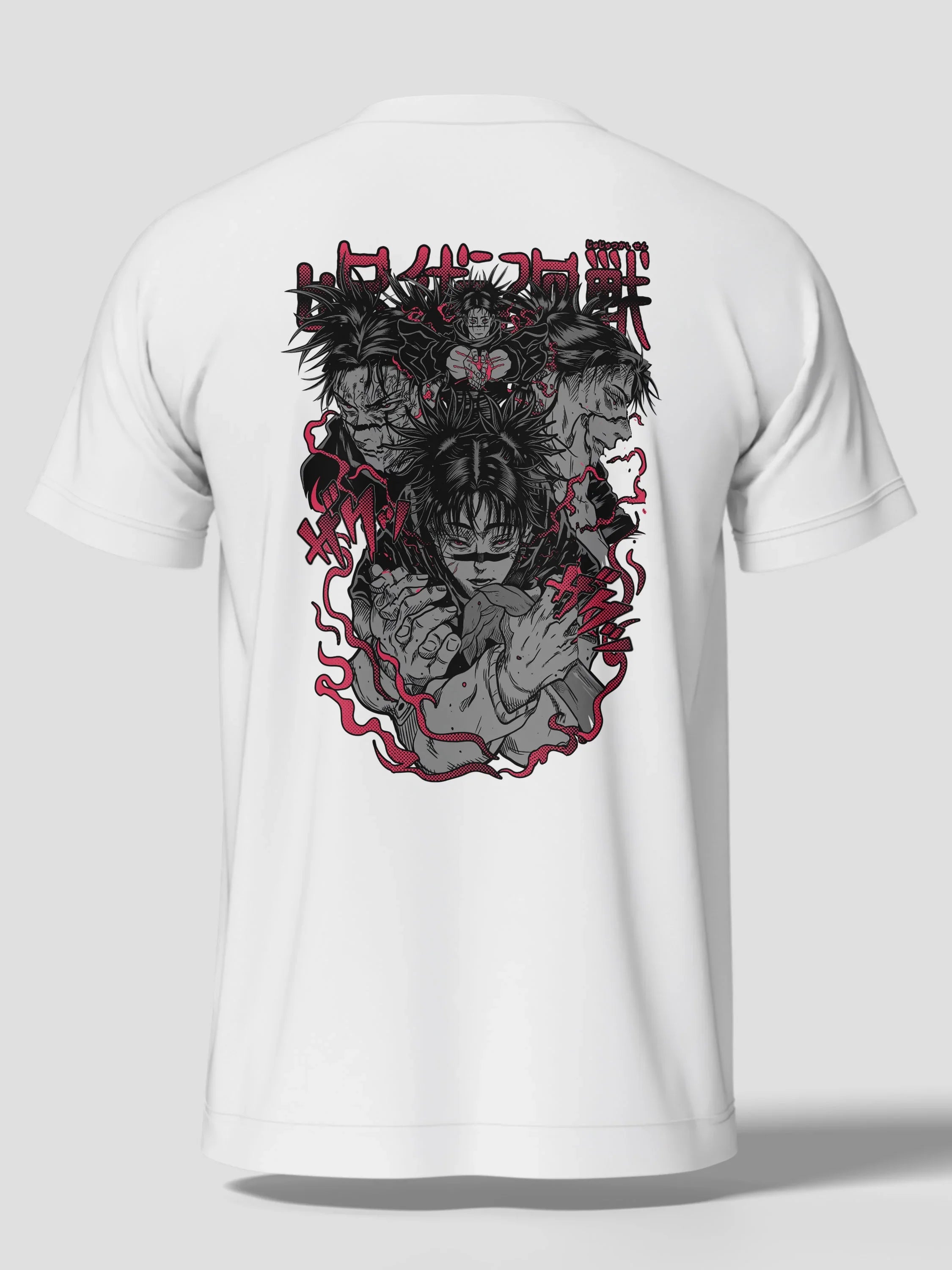 T-shirt bianca con stampa anime in stile manga, personaggi maschili e dettagli neri e rossi.