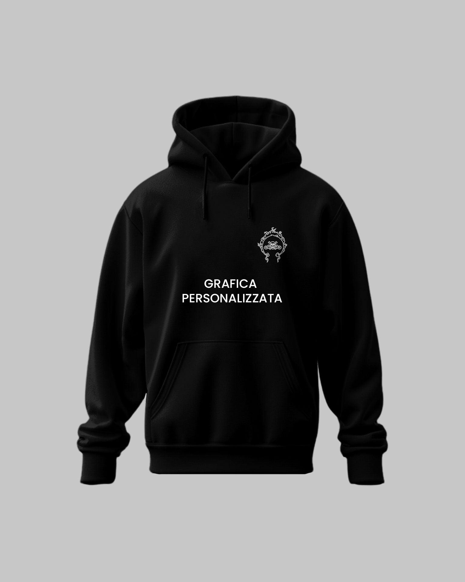 Felpa nera con cappuccio, ricamo personalizzato e testo grafica personalizzata, sfondo grigio.