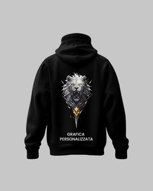 Felpa nera con ricamo personalizzato di leone stilizzato e scritta 'grafica personalizzata'.