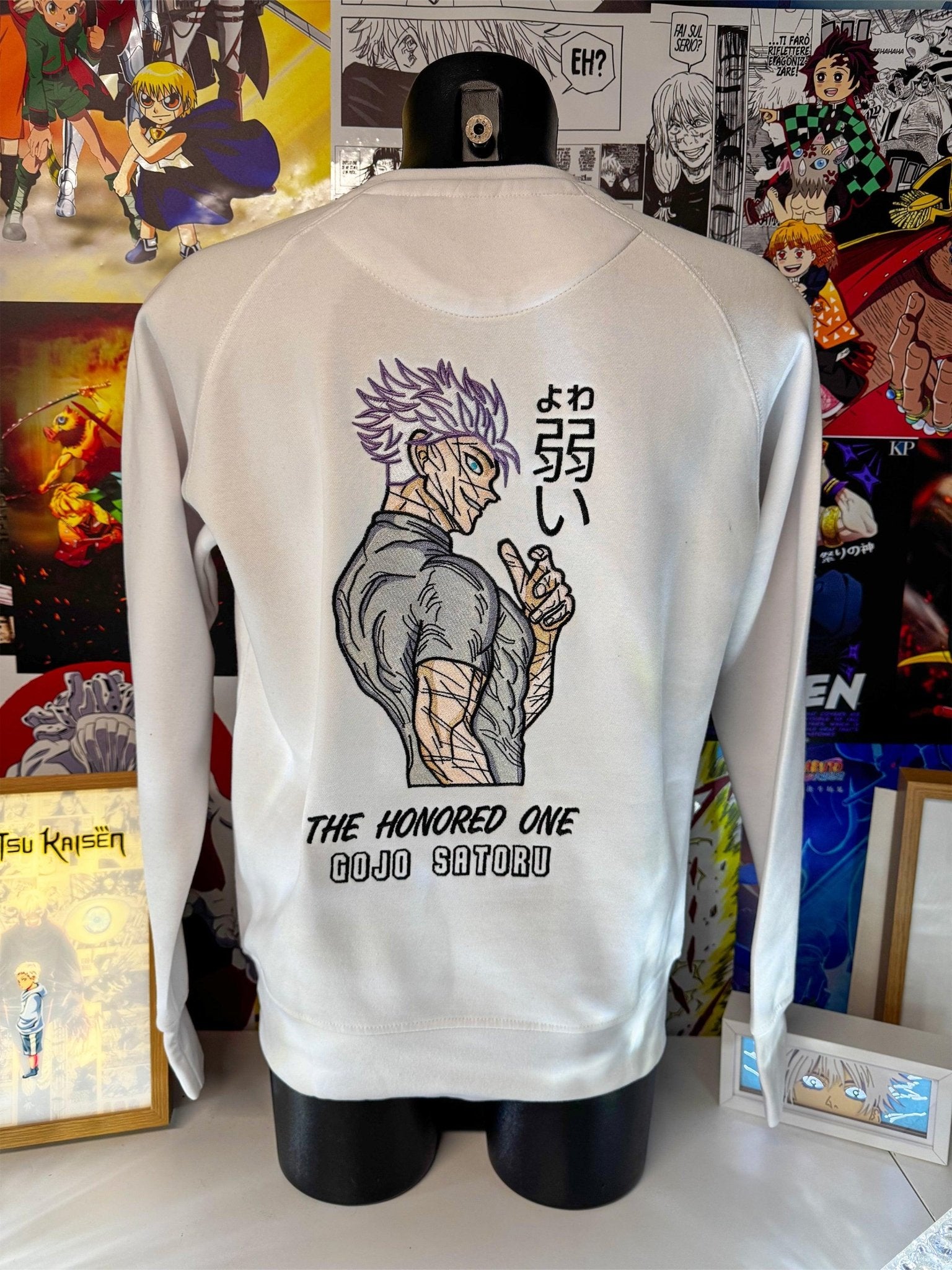 Felpa bianca anime ricamata con Gojo Satoru di Jujutsu Kaisen, design e scritta sul retro.