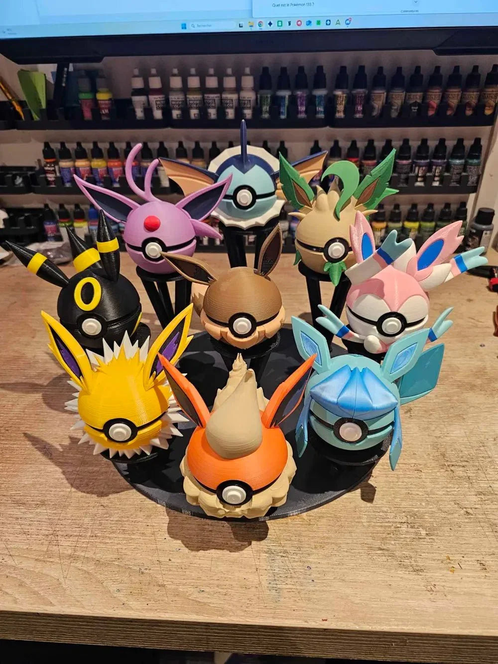 Set completo evoluzioni di Eevee in Pokéball colorate su piattaforma, modellini decorativi.