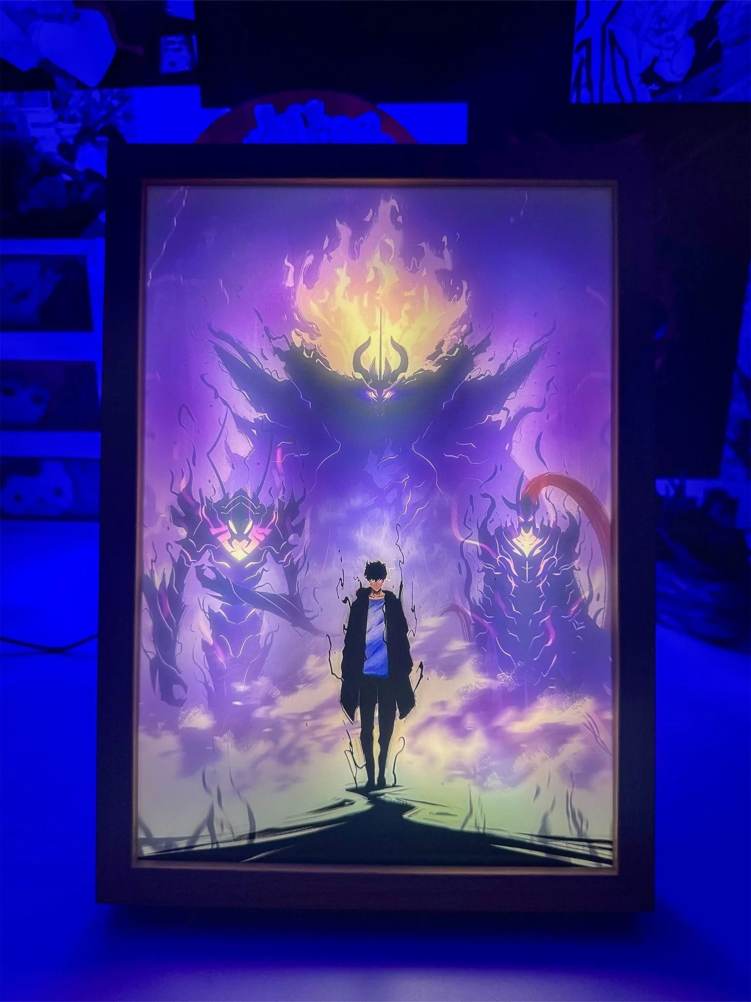 Lampada LED da parete con illustrazione di personaggio anime e ombre mistiche, colori viola e giallo