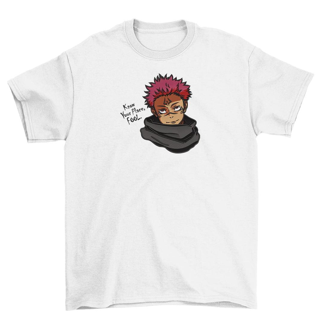 T-shirt bianca anime con ricamo personaggio dai capelli rossi e testo Know Your Place, Fool.