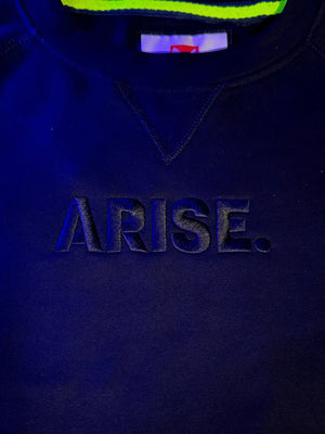 Felpa nera ricamata con la scritta ARISE ispirata a Solo Leveling