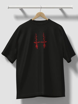 Maglietta nera anime con simbolo rosso Choso Jujutsu Kaisen stile streetwear su appendino.