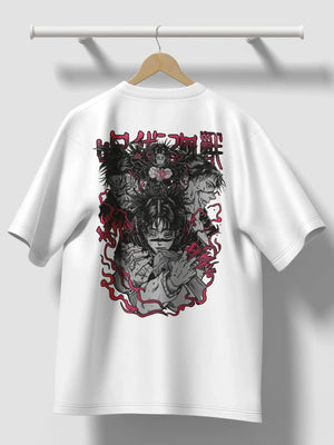 T-shirt bianca con stampa anime Choso da Jujutsu Kaisen in stile streetwear, appesa su gruccia.