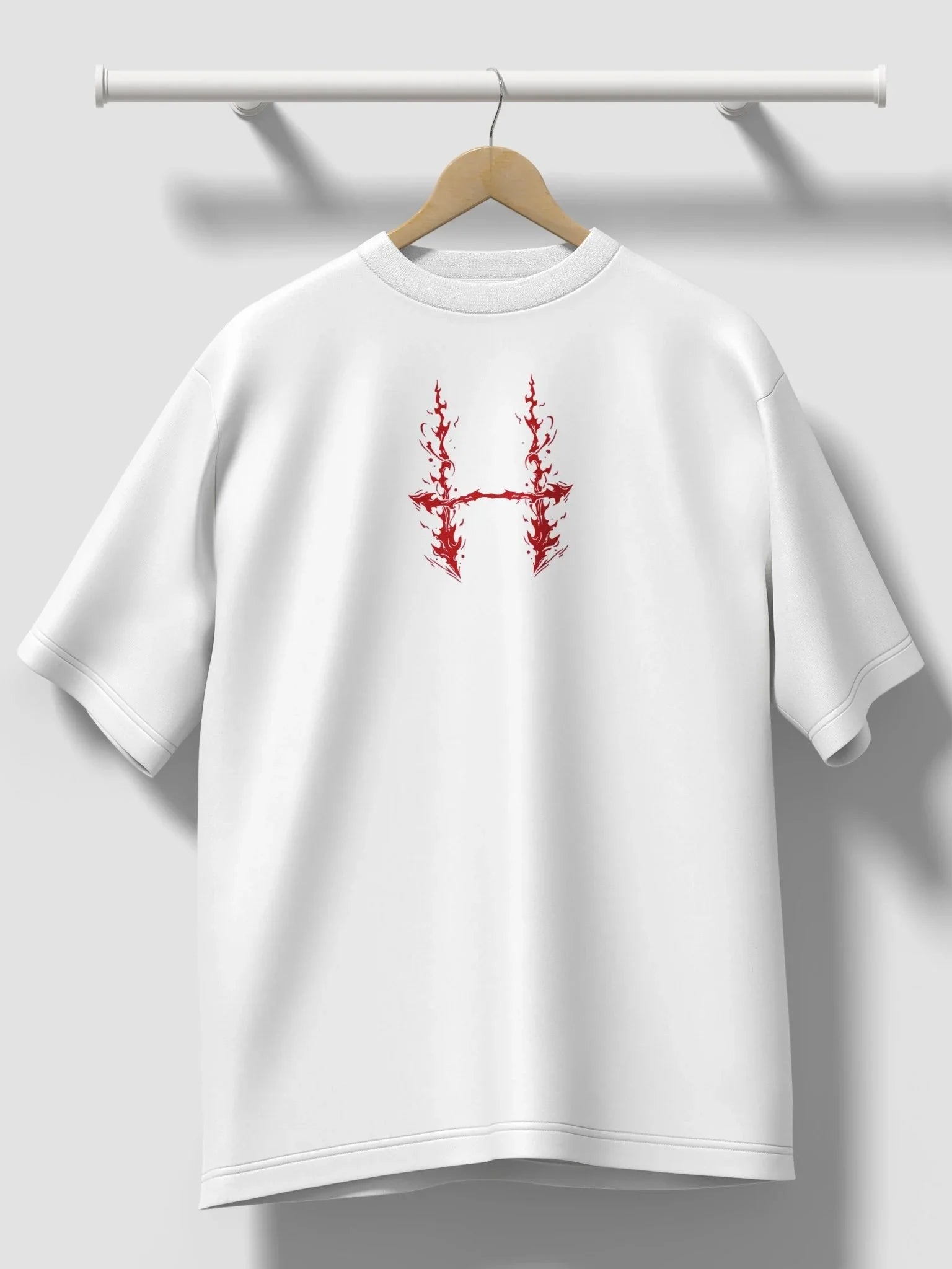 T-shirt bianca con simbolo anime rosso ispirato a Jujutsu Kaisen, stile streetwear.