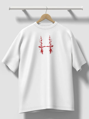 T-shirt bianca con simbolo anime rosso ispirato a Jujutsu Kaisen, stile streetwear.