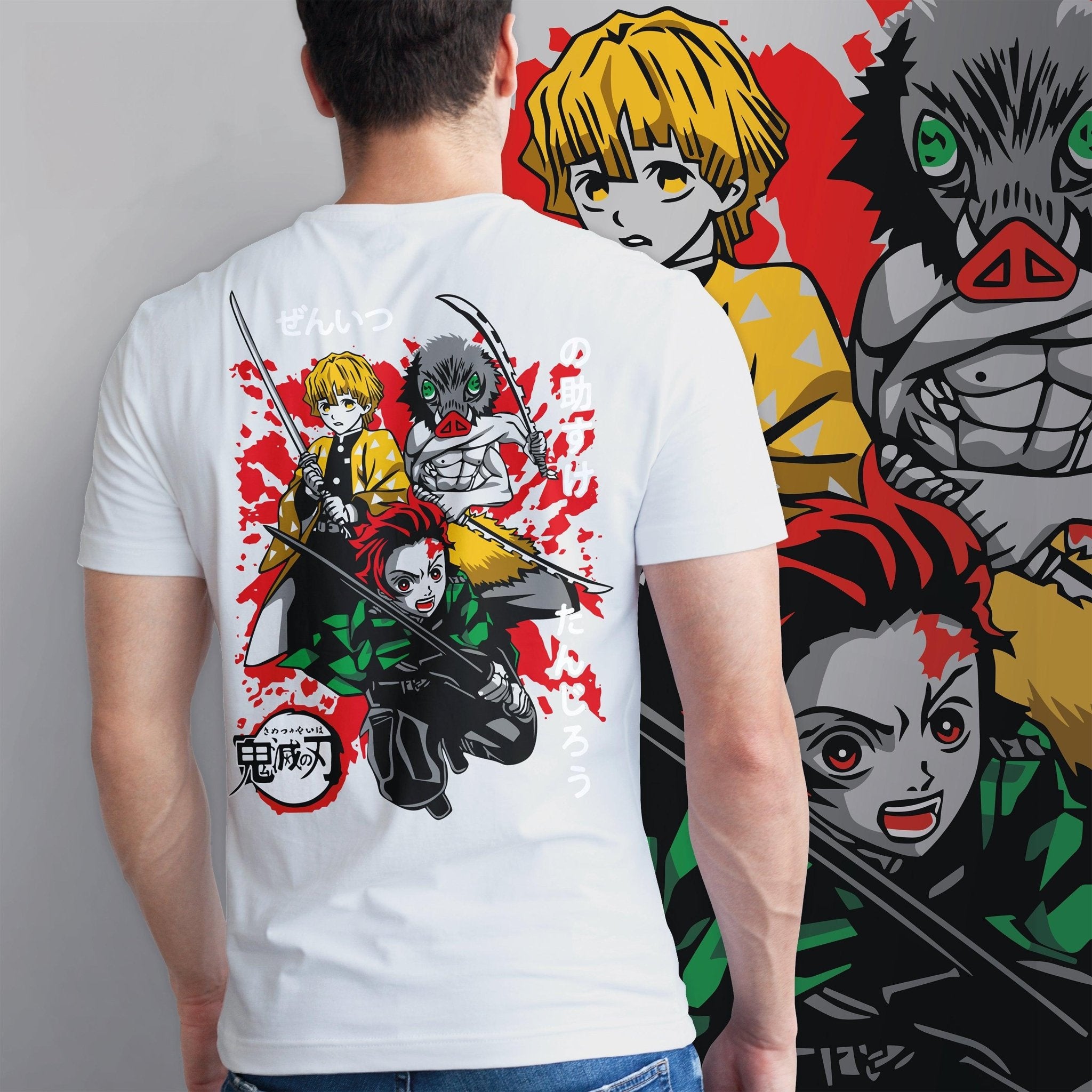 T-shirt bianca con stampa anime Demon Slayer, personaggi stilizzati e dettagli rossi giapponesi.