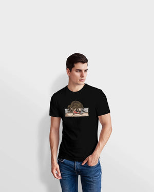 T-shirt nera ricamo Eren Yeager anime Attack on Titan, indossata da un uomo.